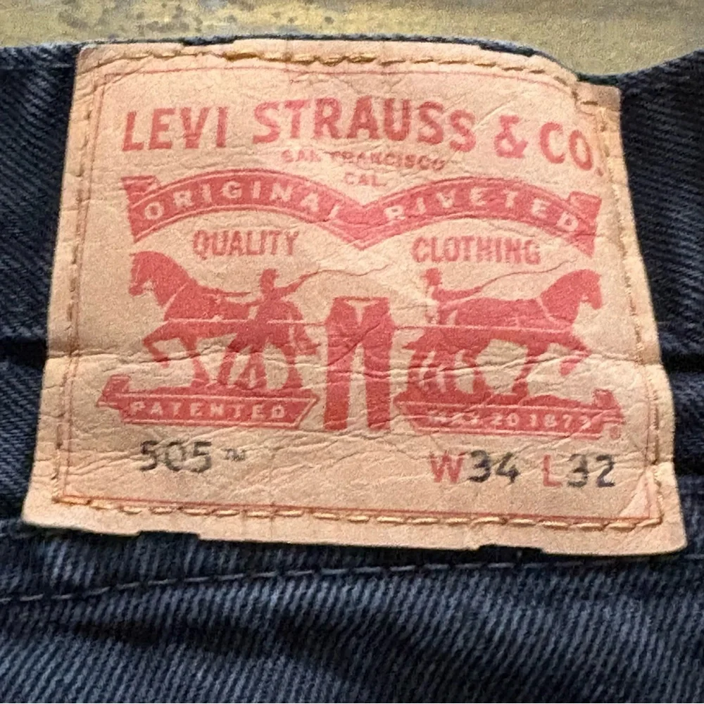 Levi’s 505 Jeans 34 x 23.5 (tag 34x32)‎ Black Regular Fit Cropped Classic Denim